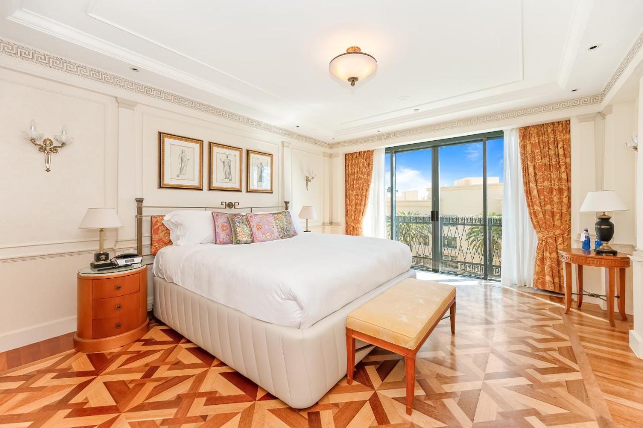 Imperial Hotel Gold Coast Exterior foto A bedroom at The Peninsula