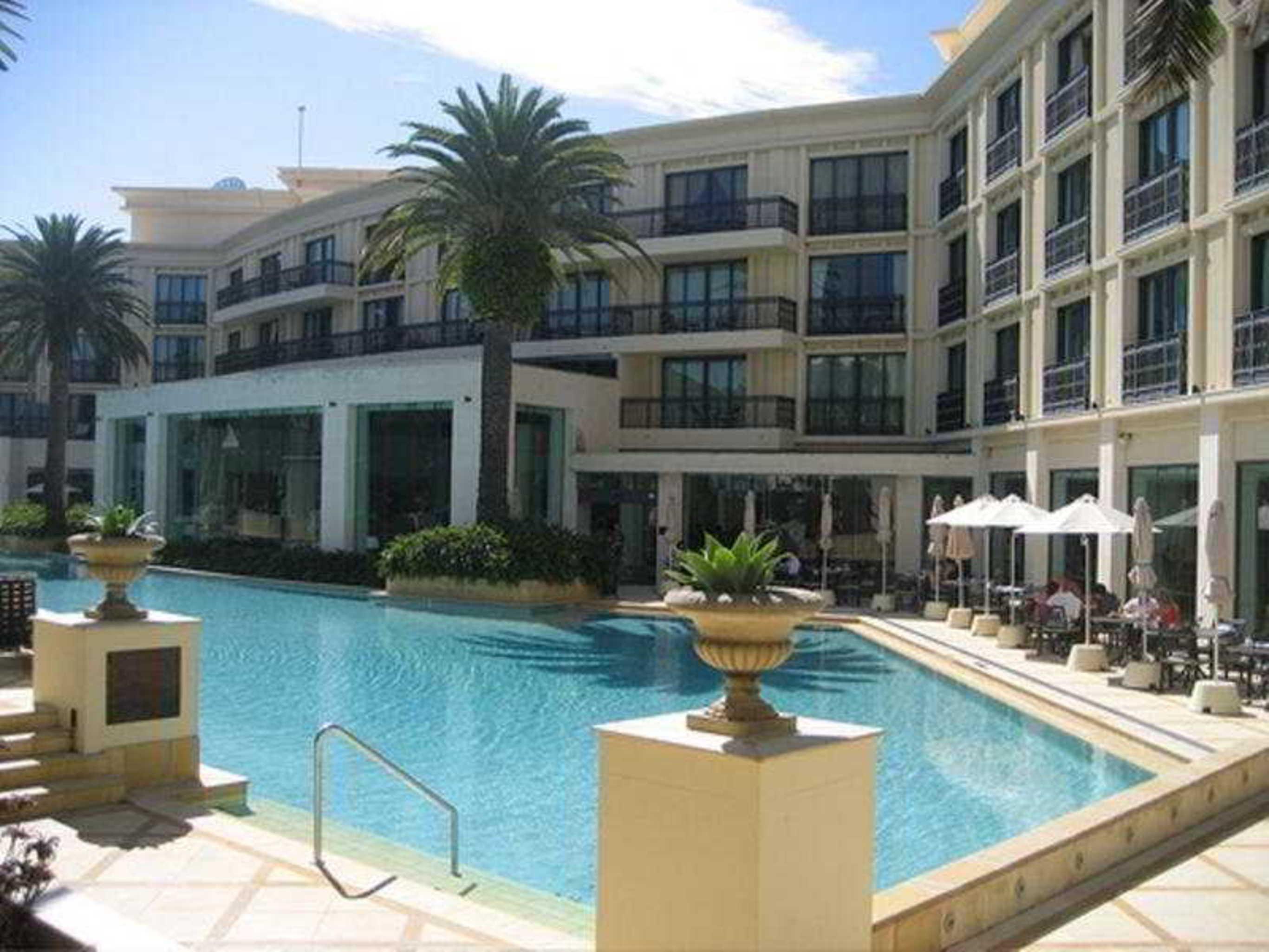 Imperial Hotel Gold Coast Exterior foto The pool at the Westin