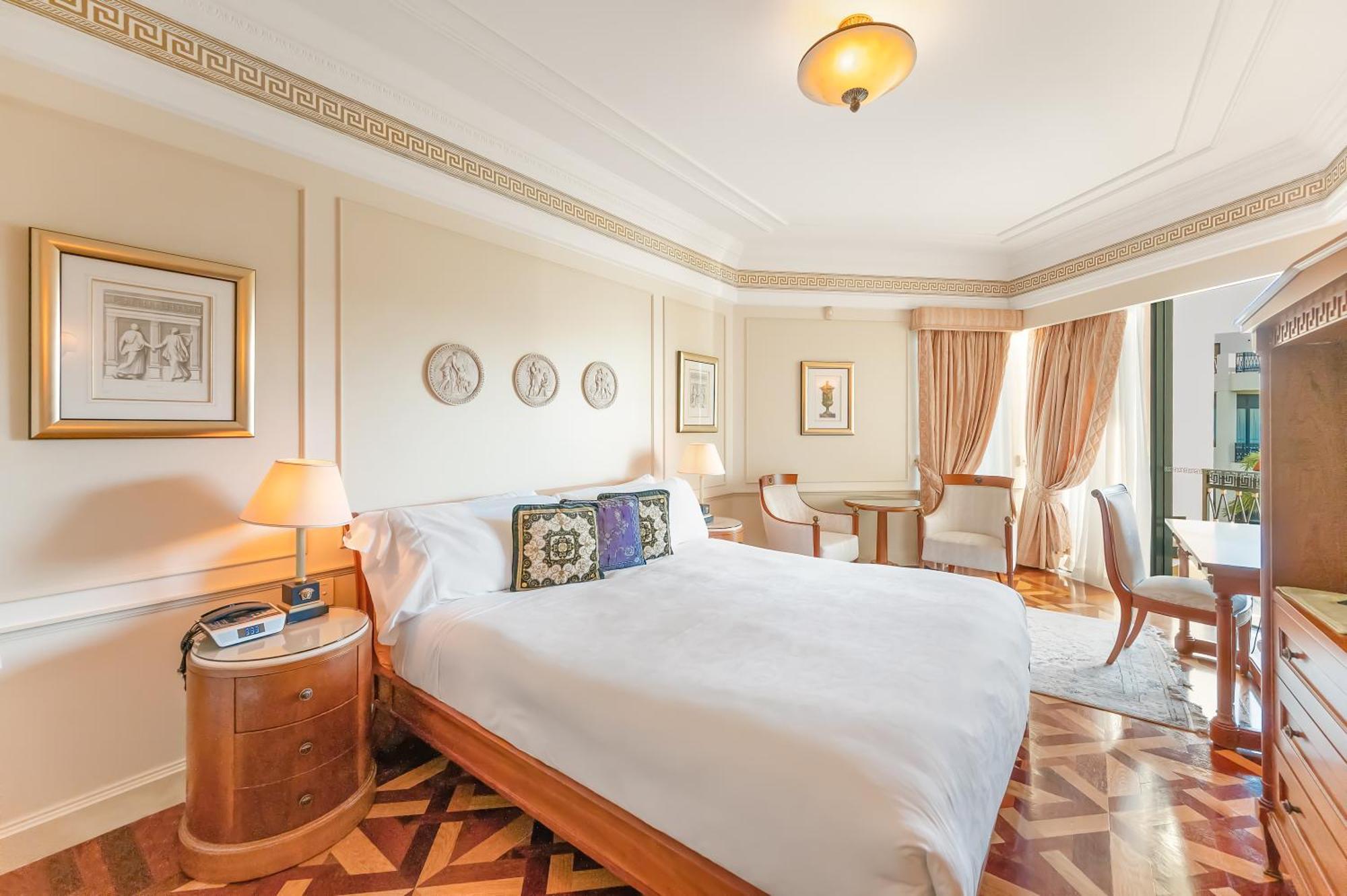Imperial Hotel Gold Coast Exterior foto A bedroom at the Four Seasons Hotel