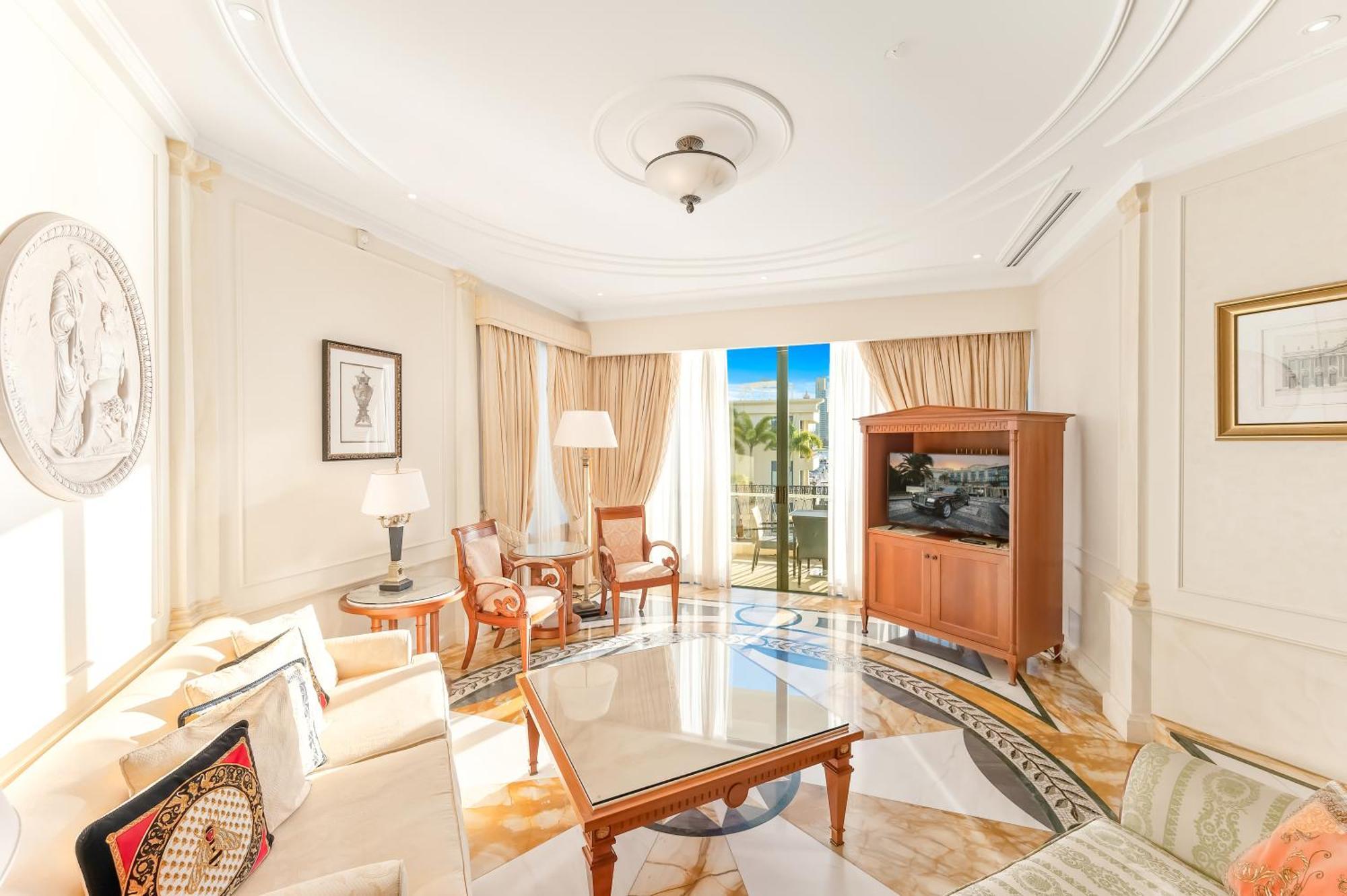 Imperial Hotel Gold Coast Exterior foto A living room at the Four Seasons Hotel