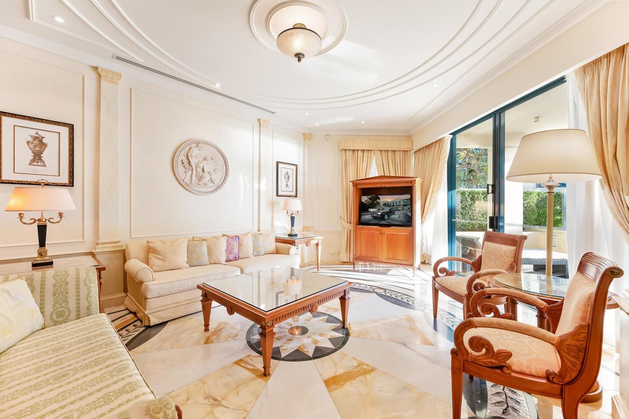 Imperial Hotel Gold Coast Exterior foto A living room at the Four Seasons Hotel